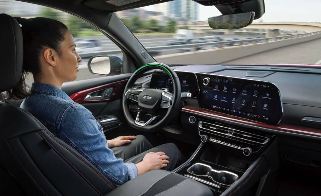 gmcom_homepage_supercruise Woman Driving in her GM Vehicle Using Super Cruise Hands-Free Driving
